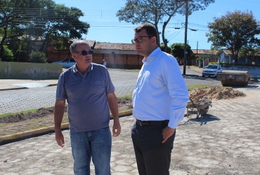 Obra de relajotamento na Avenida das Rosas segue em ritmo acelerado e recebe visita do prefeito Marcão do Haras