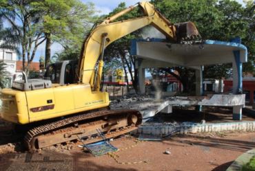 Coreto da Praça 9 de Julho está sendo demolido 