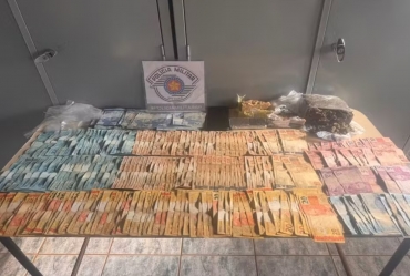 Em duas ações, polícia apreende quase 10 kg de drogas em carro blindado e prende suspeito com quase R$ 10 mil em dinheiro