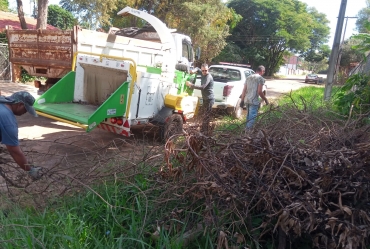 Triturador móvel de resíduo vegetal inicia trabalhos no Costa Azul 