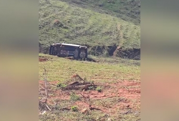 Motorista é resgatada após perder o controle da direção e capotar em ribanceira em Itapeva