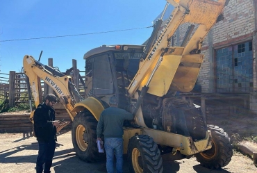 Polícia Civil apreende trator e retroescavadeira furtados em Paranapanema; homem é preso em flagrante