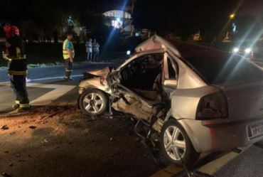 Casal e criança ficam gravemente feridos após colisão entre veículos