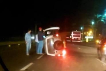 Bebê morre após ser lançado para fora de carro que capotou ao atingir moto