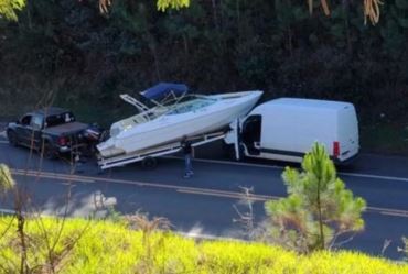 Lancha se desprende de carro e atinge furgão em rodovia no interior de SP