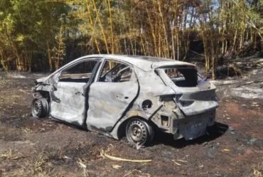 Carro pega fogo após acidente em rodovia de Piraju