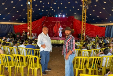 Prefeitura leva alunos da rede de Sarutaiá para curtir o circo