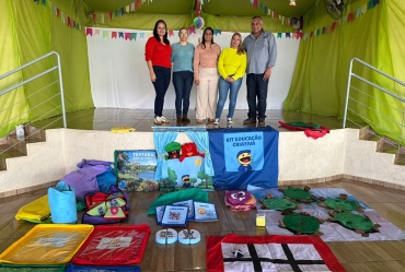 Prefeitura entrega kits de matérias interativos para ensino de alunos com necessidades especiais 