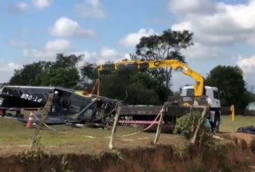 Destroços de avião que fez pouso forçado no interior de SP são retirados; dois paraquedistas morreram