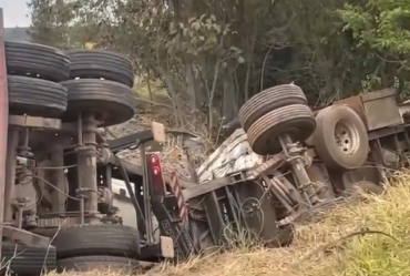 Caminhoneiro sobrevive a grave acidente na SP-255