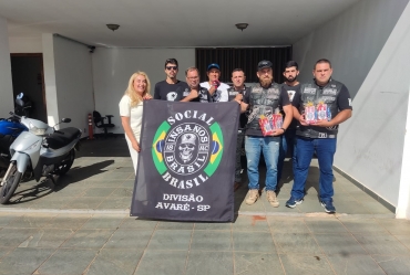SEMADS recebe kits de chocolate do Insanos Moto Clube de Avaré