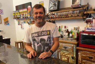 Empório Barão homenageia  rua estampando seu nome 