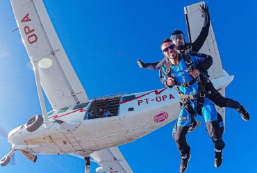 Voo panorâmico e paraquedismo agitam aniversário de Avaré
