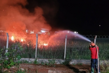 Defesa Civil de Taquarituba controla incêndio de grandes proporções em área de banhado