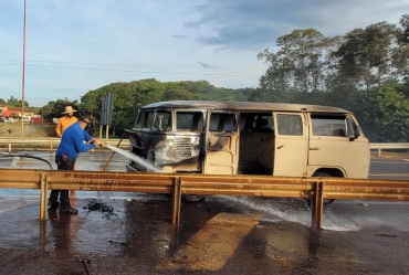Incêndio em veículo mobiliza Defesa Civil e GCM na Rodovia Eduardo Saigh, em Taquarituba