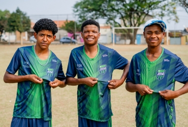 Projeto social entrega uniformes esportivo para alunos em Ourinhos 